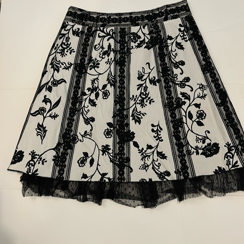 Black/white floral skirt